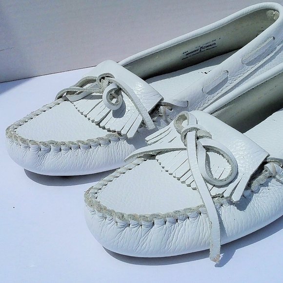 Minnetonka Shoes - Size 9.5 Minnetonka moccasin, leather